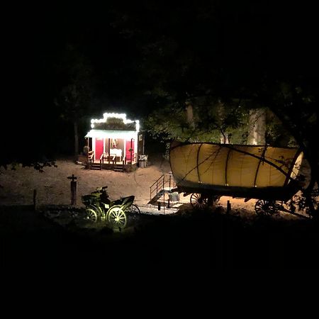 Cozy Wild West Covered Wagon Next To River 格兰茨帕斯 外观 照片
