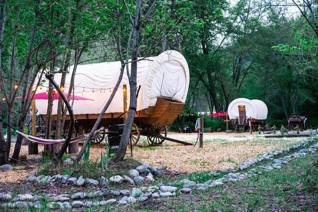 Cozy Wild West Covered Wagon Next To River 格兰茨帕斯 外观 照片