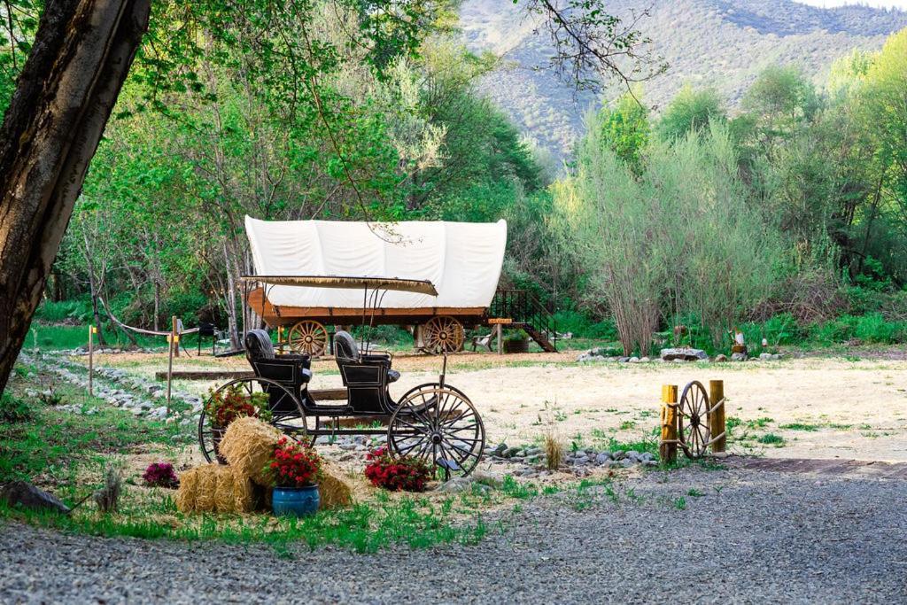 Cozy Wild West Covered Wagon Next To River 格兰茨帕斯 外观 照片