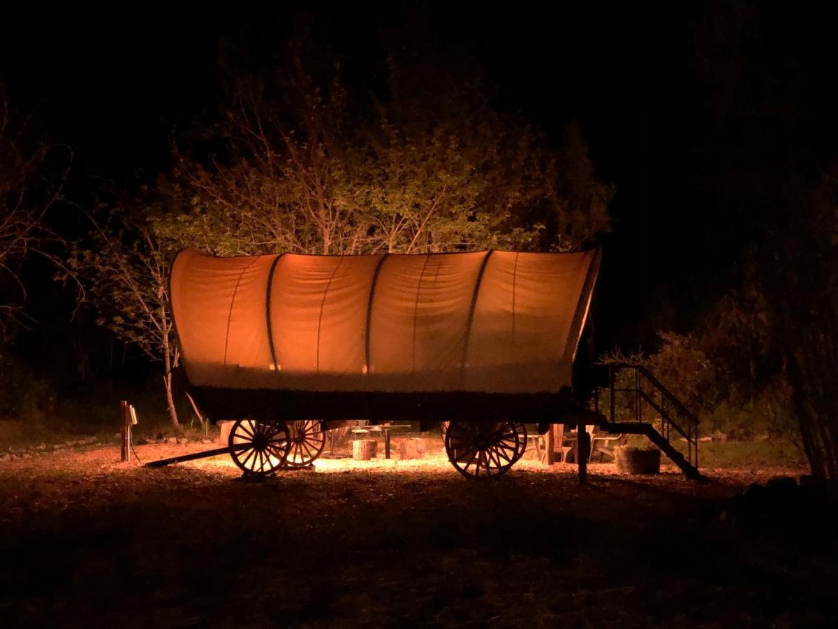 Cozy Wild West Covered Wagon Next To River 格兰茨帕斯 外观 照片