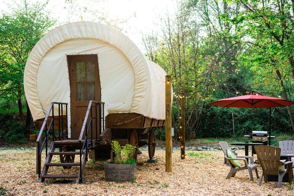 Cozy Wild West Covered Wagon Next To River 格兰茨帕斯 外观 照片