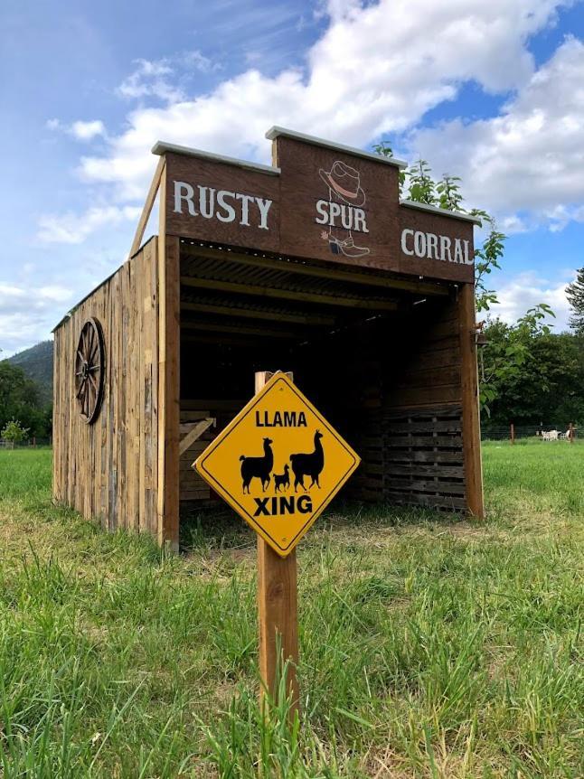 Cozy Wild West Covered Wagon Next To River 格兰茨帕斯 外观 照片