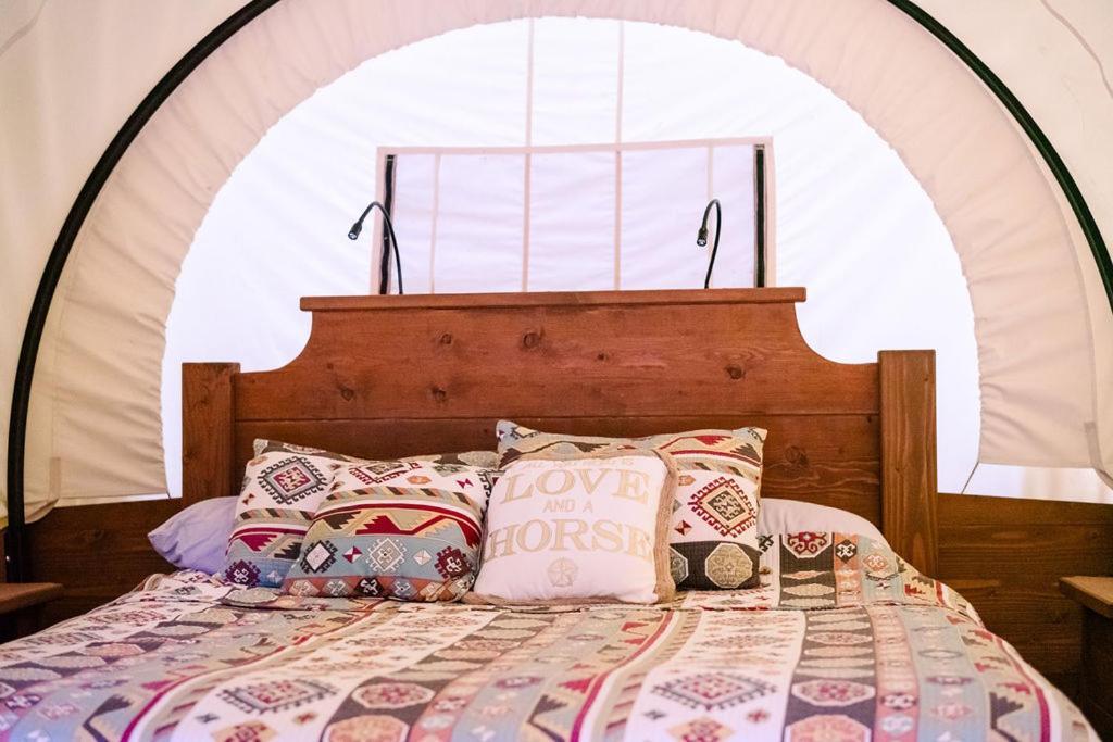 Cozy Wild West Covered Wagon Next To River 格兰茨帕斯 外观 照片