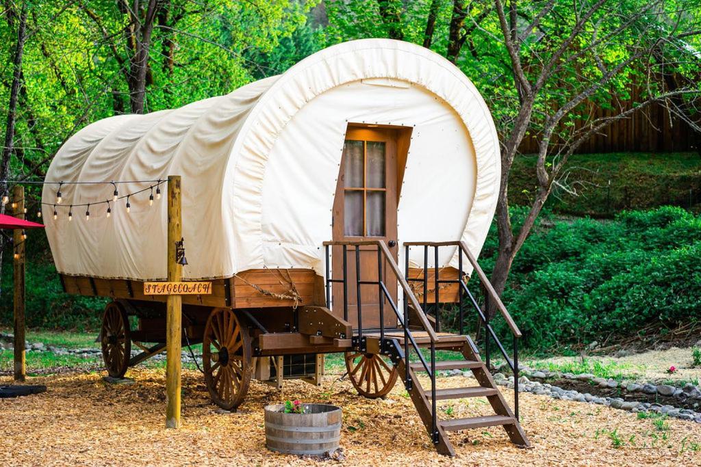 Cozy Wild West Covered Wagon Next To River 格兰茨帕斯 外观 照片
