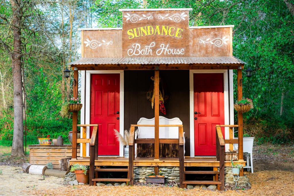 Cozy Wild West Covered Wagon Next To River 格兰茨帕斯 外观 照片