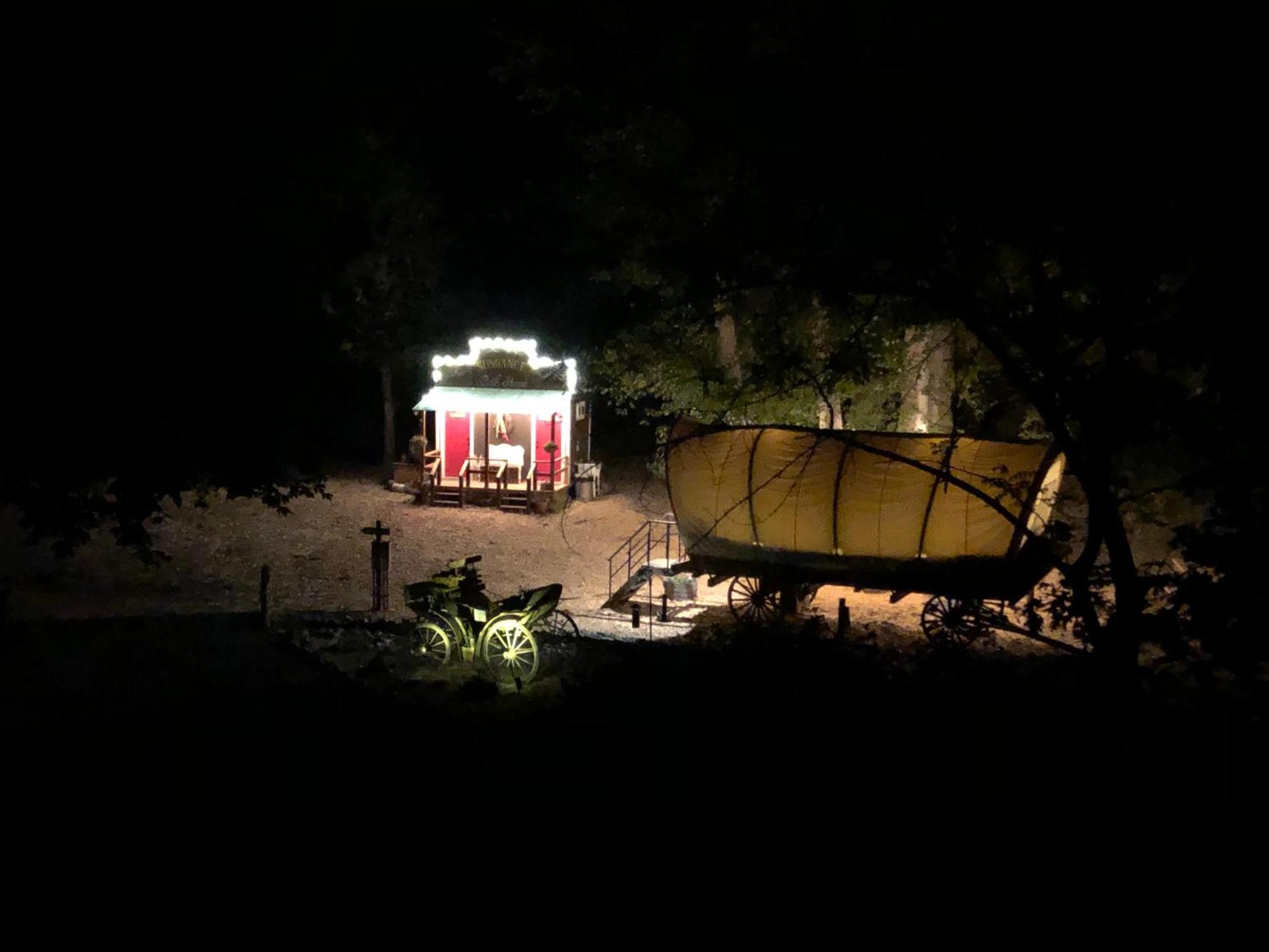 Cozy Wild West Covered Wagon Next To River 格兰茨帕斯 外观 照片