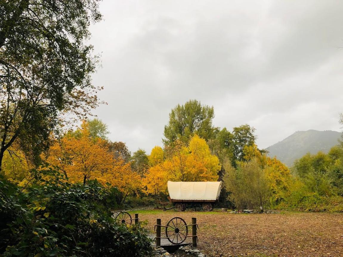 Cozy Wild West Covered Wagon Next To River 格兰茨帕斯 外观 照片