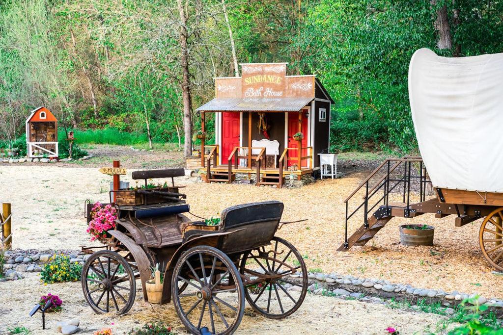 Cozy Wild West Covered Wagon Next To River 格兰茨帕斯 外观 照片