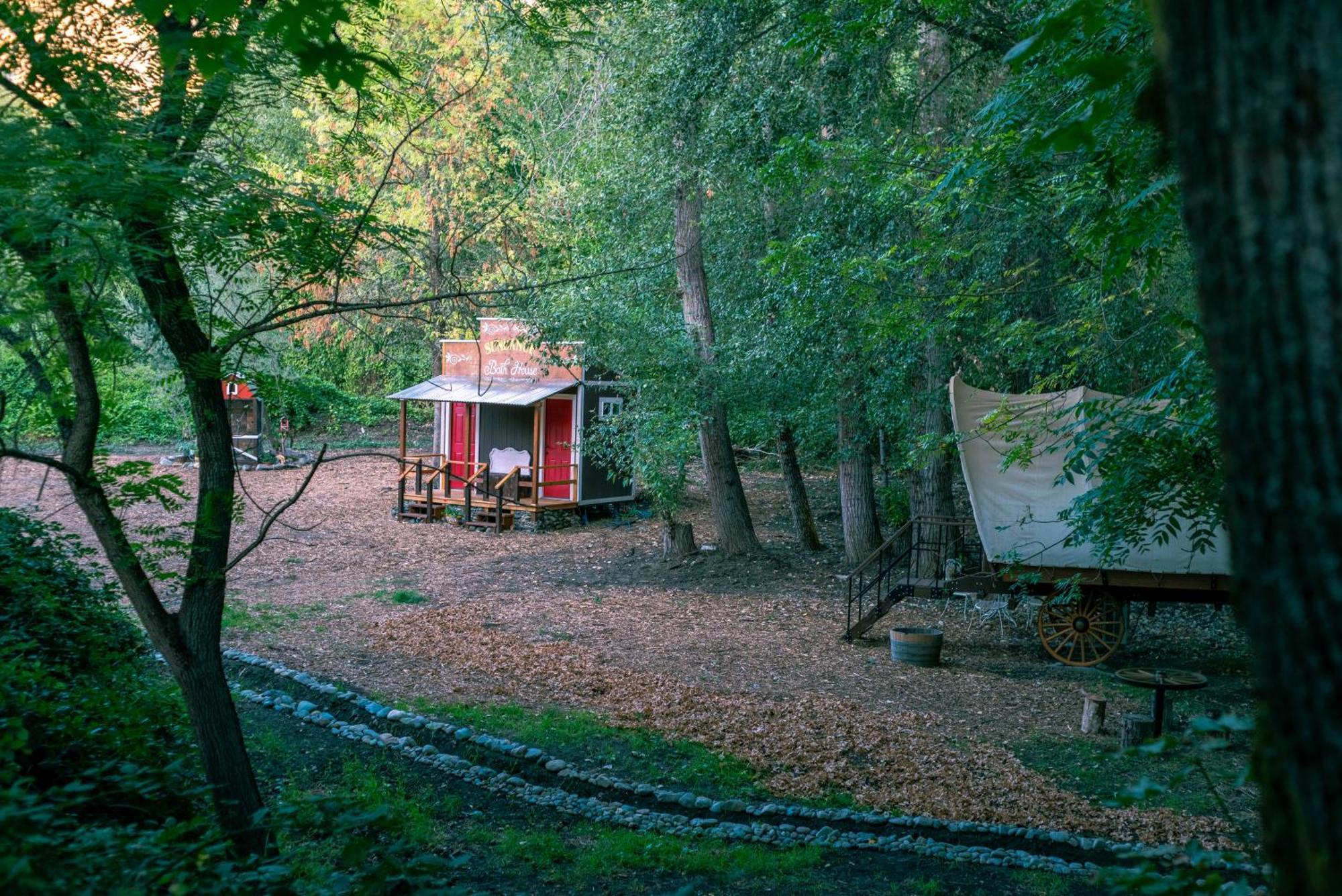 Cozy Wild West Covered Wagon Next To River 格兰茨帕斯 外观 照片