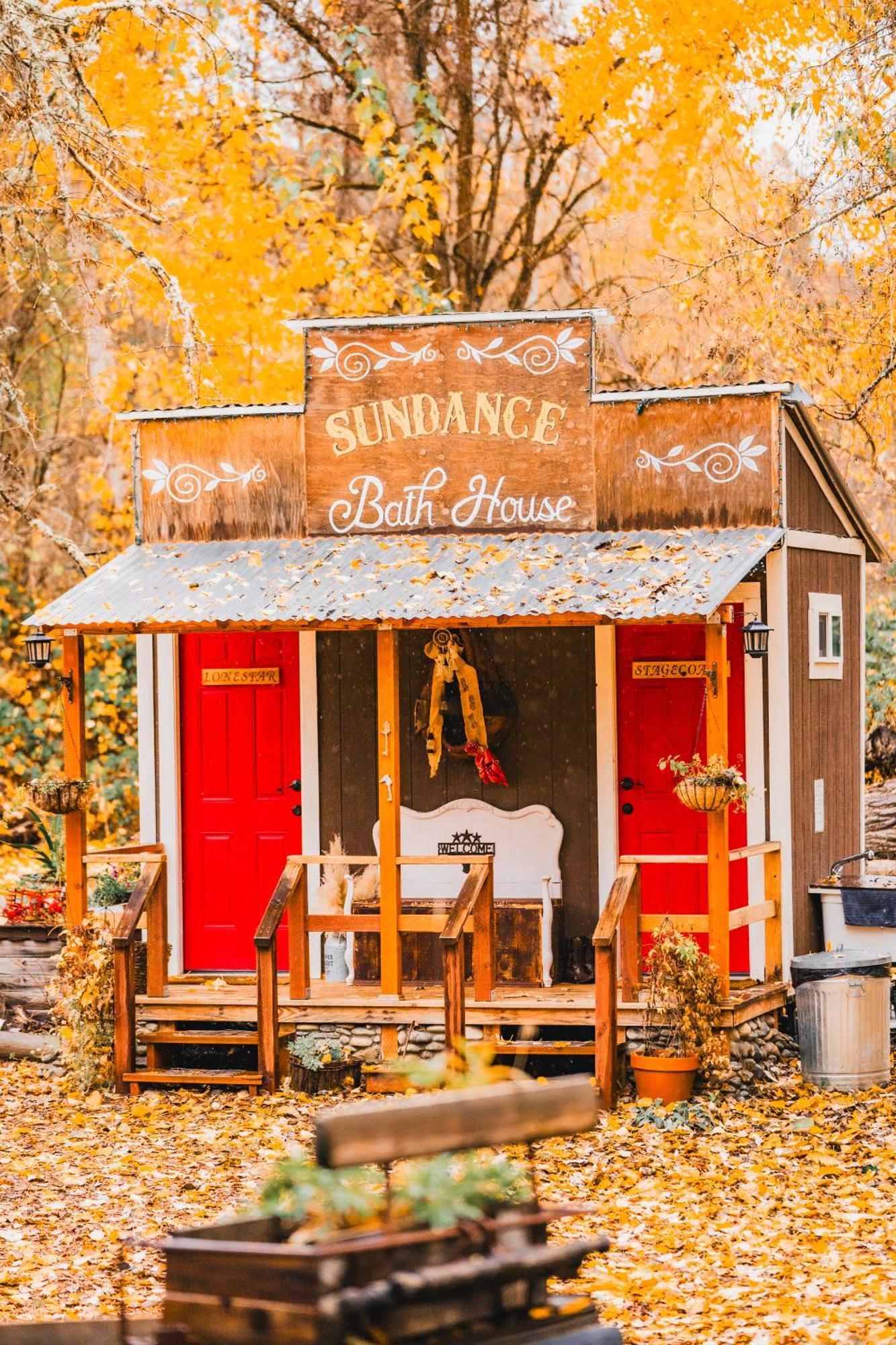 Cozy Wild West Covered Wagon Next To River 格兰茨帕斯 外观 照片